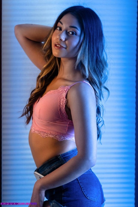 Молодой отчим наказал падчерицу за поздний приезд домой фото 3