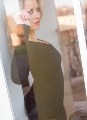 Грудастая жена дает классную еблю и скачет на красивом твердом члене фото 1