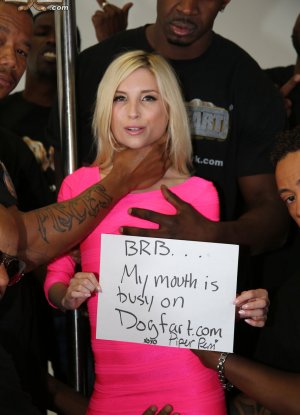 Миниатюрная Пайпер в окружении огромных черных членов в буккейке фото 1