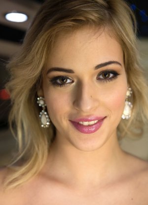 Элегантную чику уничтожает очкастый мужик на заднем сидении лимузина фото 1