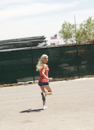 Коп поймал преступницу и дал ей в рот и киске фото 1