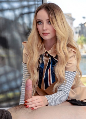 Блондиночка куколка тоже член семьи