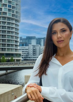 Суперсексуальная брюнетка благодарит мужика за помощь минетом фото 1