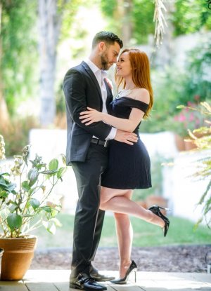 Элла отмечает свою помолвку вагинальным кримпаем фото 4