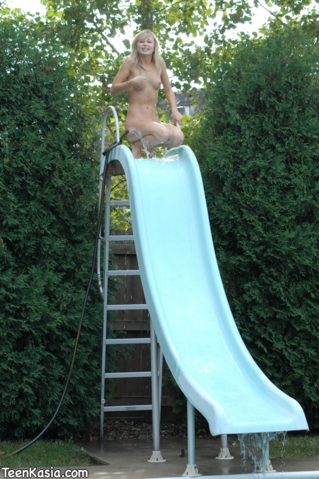 Молоденькая блондинка Кася снимает бикини перед тем, как нырнуть в воду обнаженной 4