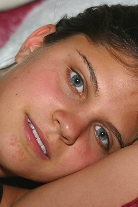 Молоденькая первокурсница сосет свой большой палец, прежде чем показать свой подстриженный кустик в обнаженном виде 1