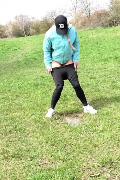 Белую девушку Бьянку застукали за тем, что она мочилась, пересекая широкое открытое поле 14