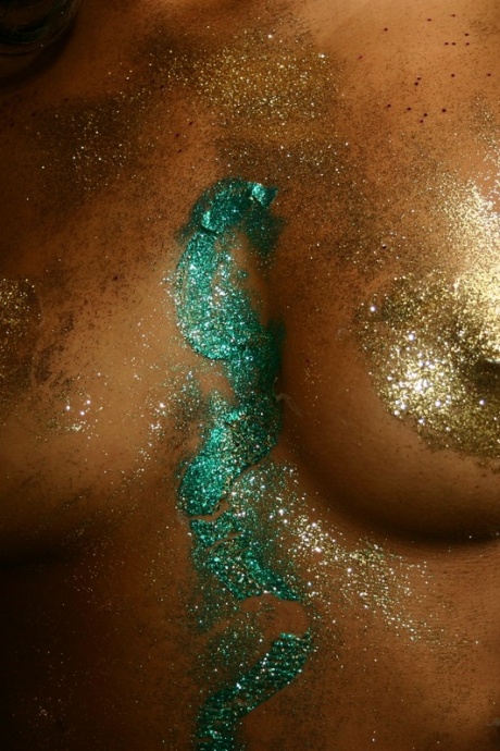 Латиноамериканские лесбиянки Миранда Мирелли и Поллиана позируют обнаженными, покрытые блестками 9