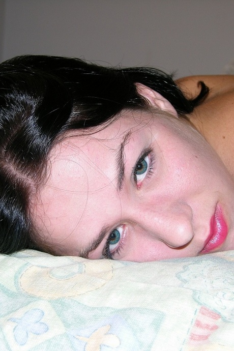 Темноволосая девушка с пышной киской и красивыми сиськами раздевается догола на кровати 14