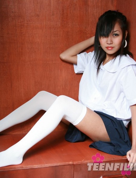 Молодая филиппинка ласкает свои упругие сиськи, прикасаясь к своей лысой вагине 1