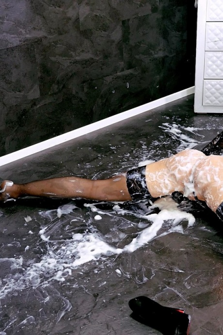 Грязная блондинка заливает тело спермой в грязной дыре славы, сосет и трахается 10