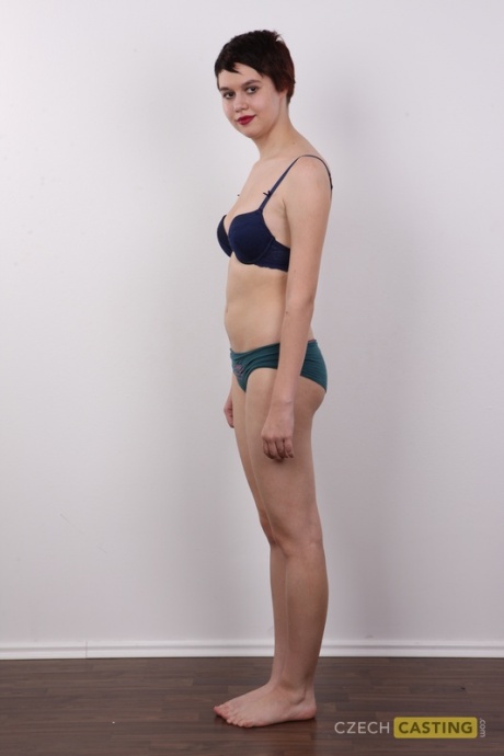 Пухленькая девушка с короткими волосами и красными губами впервые раздевается догола 8