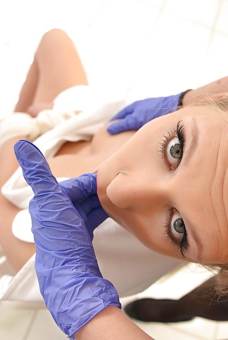 Развратный лесбийский БДСМ секс с горячими медсестрами Леной Нитро и Кендрой Стар 7