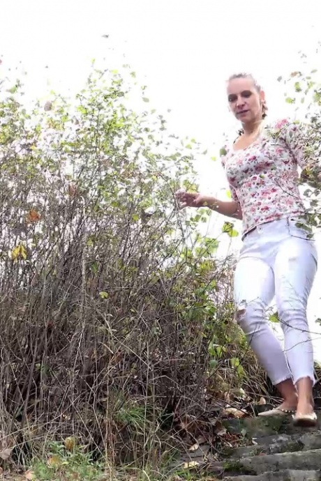 Зрелая Бьянка стягивает свои белые штаны, чтобы пописать на улице 1