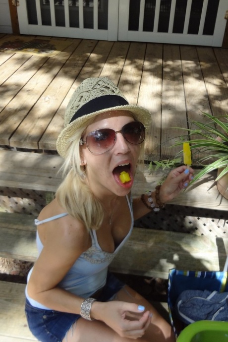 Горячую блондинку-любительницу застукали за этим занятием на различных откровенных снимках 16