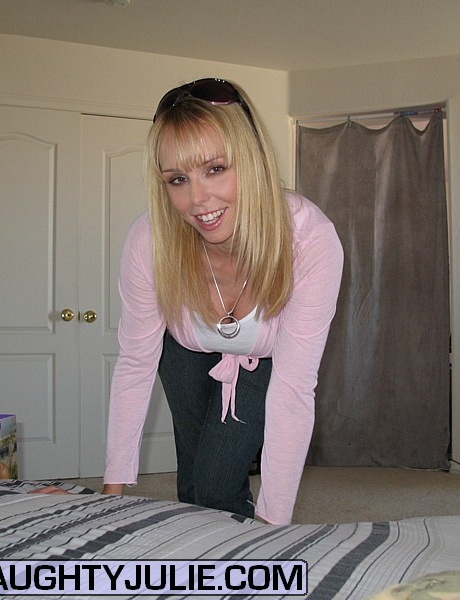 Непослушная блондинка-любительница Джули отсасывает сперму с члена прямо в одежде 1