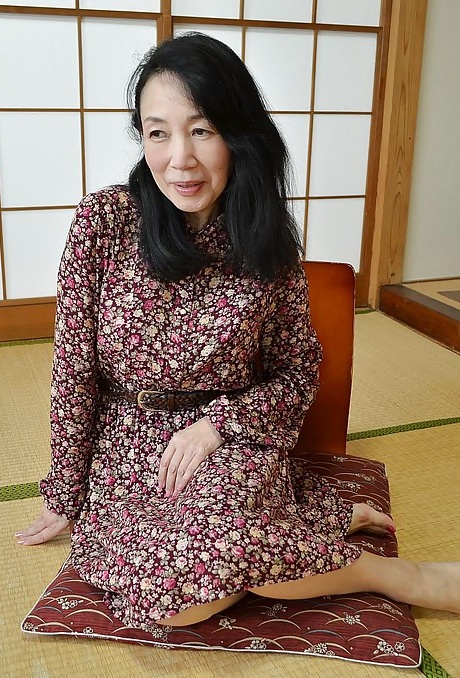 Цуяко Миятака раздвигает свою зрелую волосатую азиатскую киску после раздевания 1