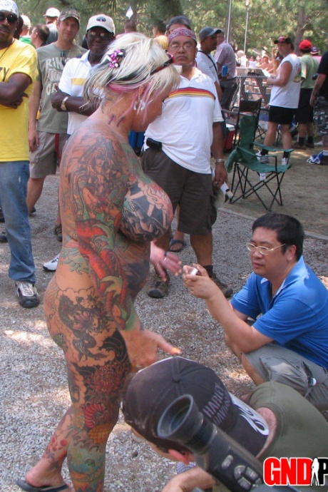 Откровенное закулисное действо во время стриптиз-шоу в клубе по выбору одежды 1