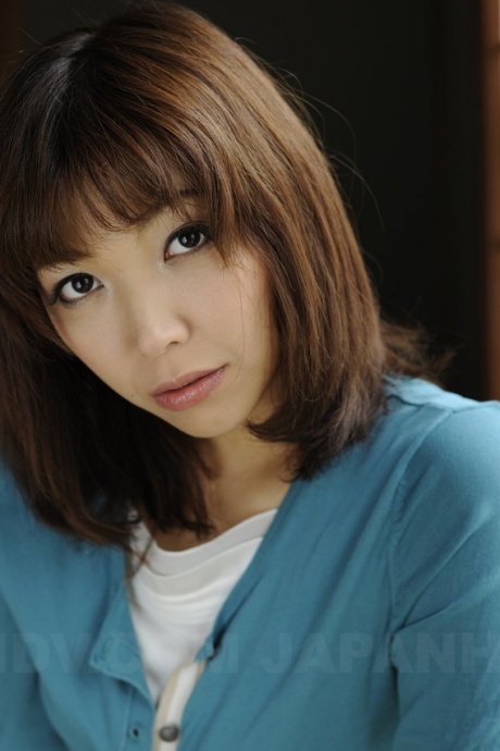 Японская соло-девушка Юри Китахара неуверенно показывает свою подстриженную киску 2