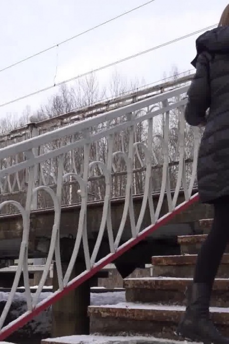 Кавказка Валя мочится на заснеженные ступеньки в общественном месте 15