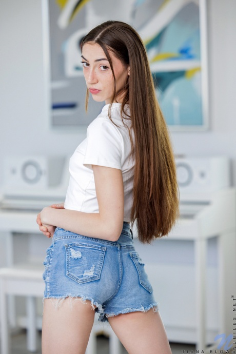 Длинные волосы, ниспадающие каскадом по спине, и миниатюрная фигурка с легким горячим загаром 2