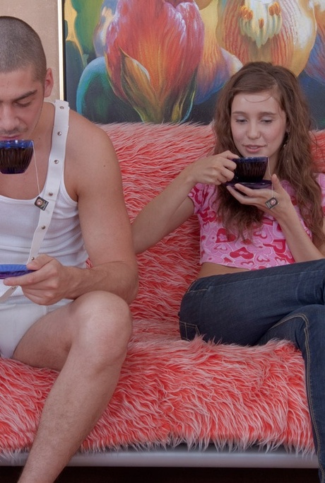 Невинно выглядящий подросток получает секс с вишенками на лице с открытым ртом 2