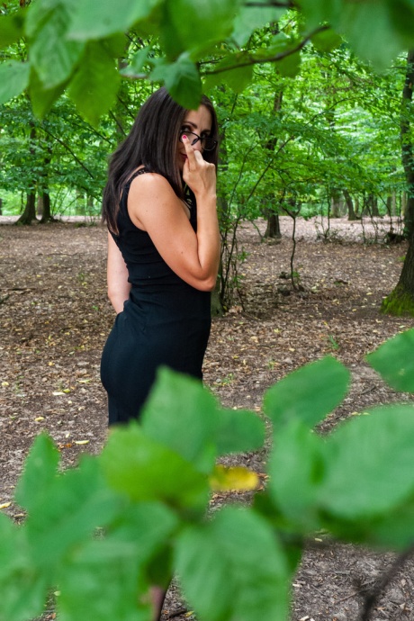 Брюнетка надевает очки во время секса от первого лица в чулочно-носочных изделиях и подвязках 2