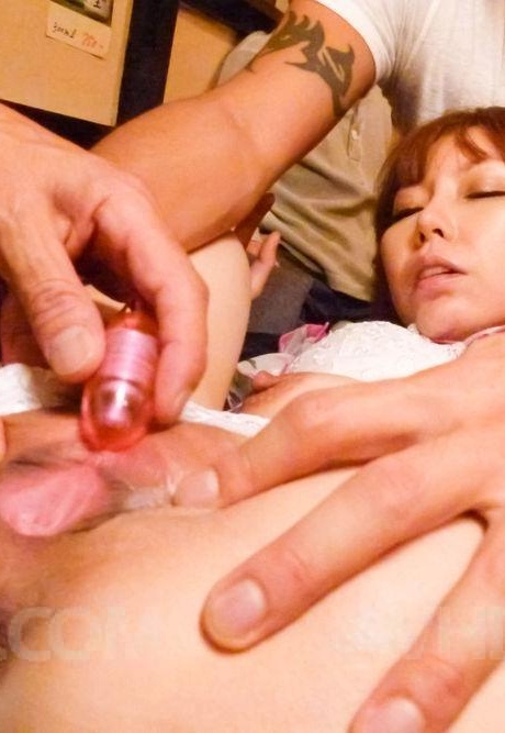 Рыжеволосая японка Минами Китагава мастурбируется парой парней 12