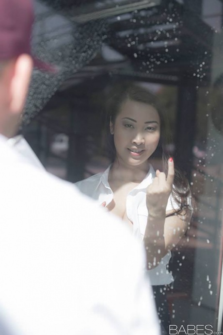 Сексуальная азиатская офисная девушка Шарон Ли дрочит сиськи и трахает наездницу в стрингах 3