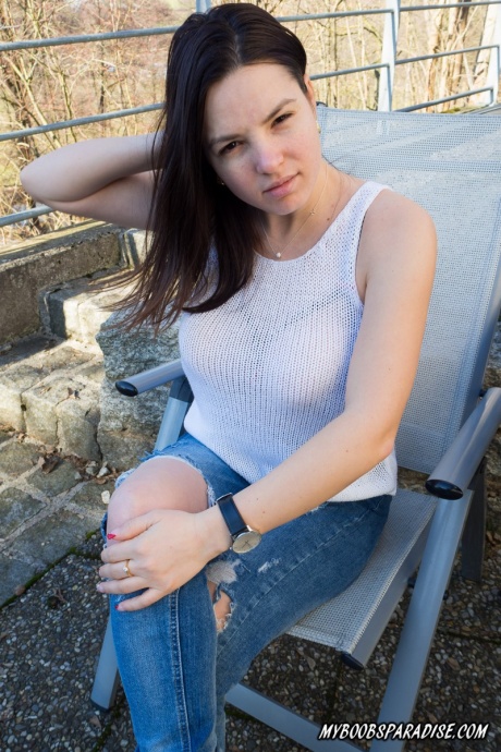 Девушка-одиночка Талия Аманда достает свои молоточки, одетая в рваные джинсы 2