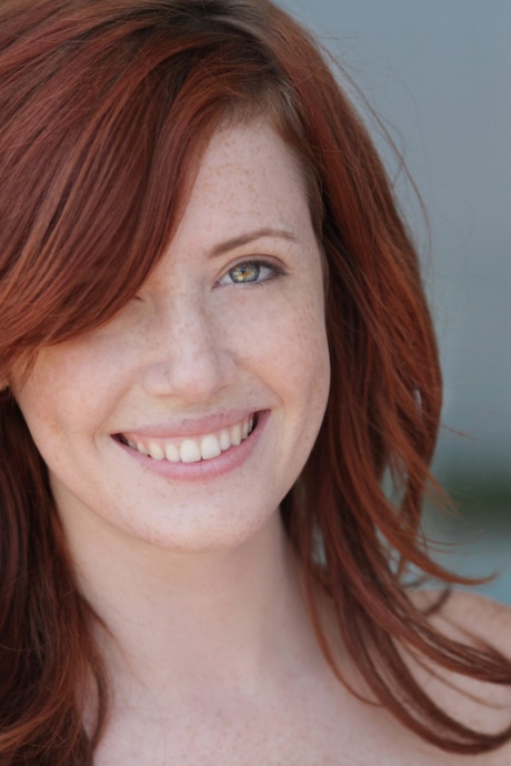 Натуральная рыжеволосая Элли мастурбирует свою возбужденную киску обнаженной на солнышке 2