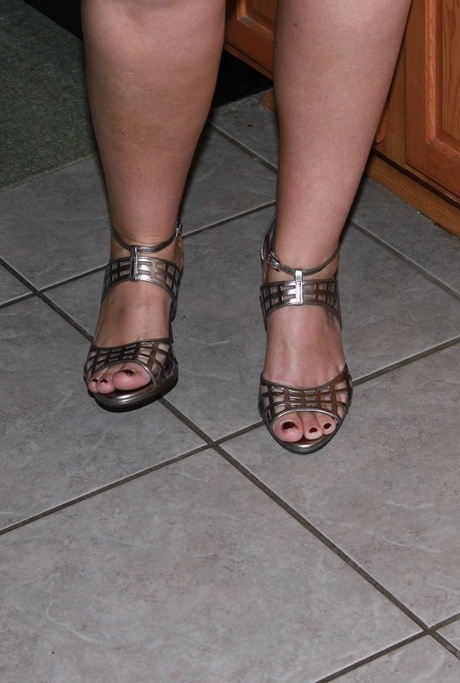 Толстая мамаша снимает очки в середине рабочего дня, когда трахается с ММФ 1