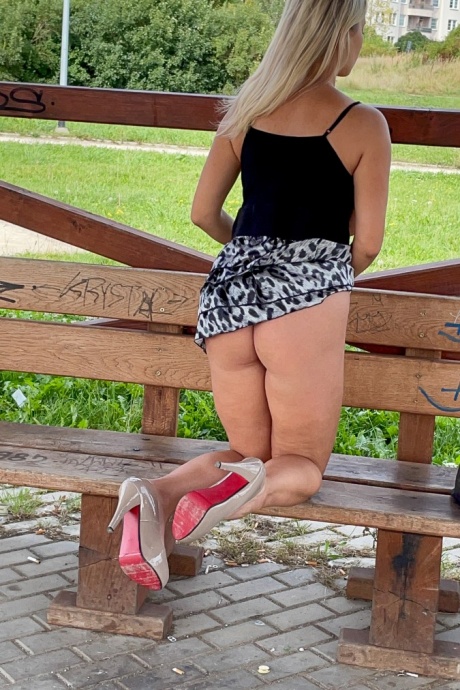 Большегрудая блондинка Катерина Хартлова мастурбирует на общественной скамейке на каблуках 6