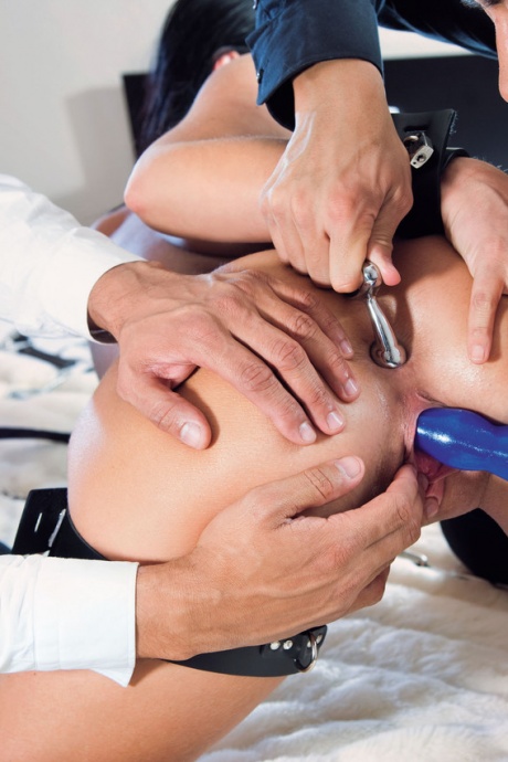 Темноволосая красотка Симони Даймонд получает двойной трах во время БДСМ-действа 6