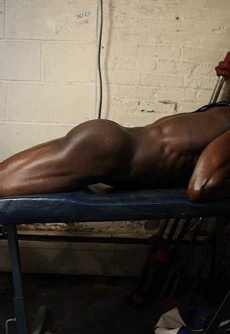 Чернокожая культуристка демонстрирует свое полностью накачанное тело во время тренировки в обнаженном виде 12