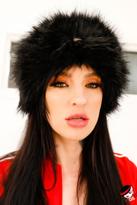 Татуированная русская цыпочка Миша Монтана получает новые чернила во время секса MMF 3