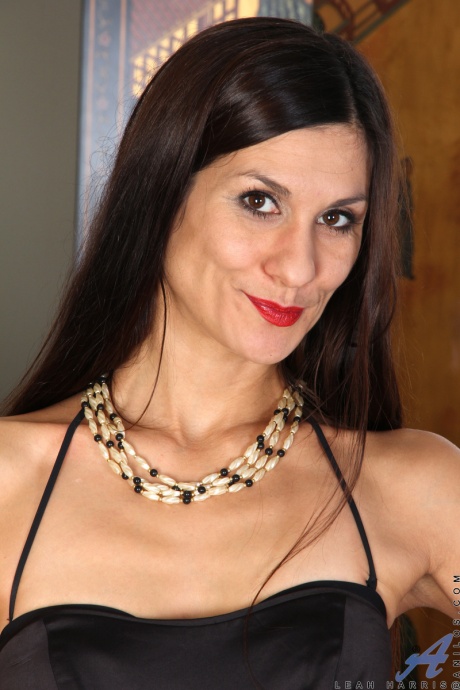 Сексуальная зрелая Лия Харрис снимает свое черное платье, чтобы трахнуть пальцем свою горячую киску 1