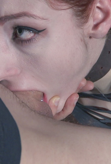 Рыжеволосую секс-рабыню Вайолет Монро заставляют глубоко заглатывать член 6