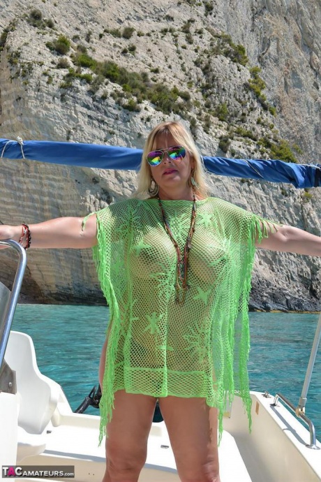 Мускулистая большая обнаженная Крисси голышом управляет своей лодкой, чтобы позагорать на своих круглых пухлых сиськах 13