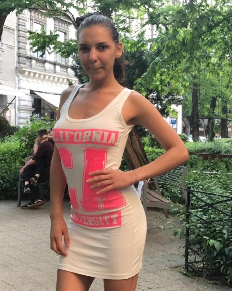 Русская молоденькая Алина Хенесси получает сперму на свои упругие сиськи после минета от первого лица 1