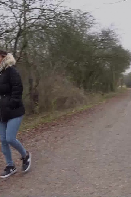 Девушка-одиночка Наташа Инк садится на корточки, чтобы пописать, на проселочной дороге, одетая в парку 15