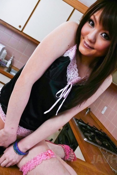 Японская милашка Хувари собирает свой девичий сок в чашку, прежде чем выпить его 13