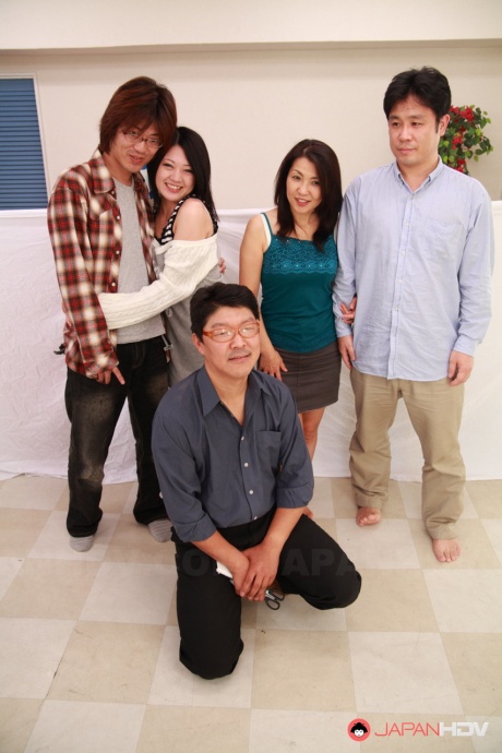 Зрелая японка теребит пальцами свою волосатую киску во время извращенной оргии в стиле проститутки 3