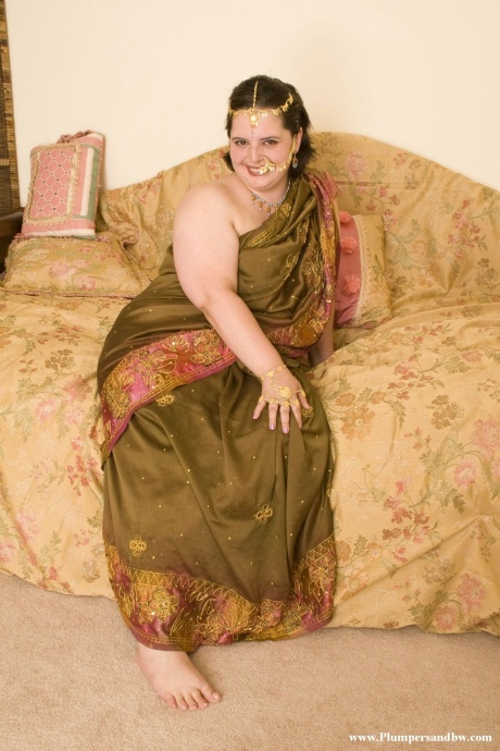 Толстая соло-модель с отвисшими сиськами и большой задницей выставляет на всеобщее обозрение свой волосатый куст 1