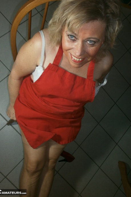 Возбужденная Ома Каро ублажает свою киску деревянной ложкой и огурцом 1