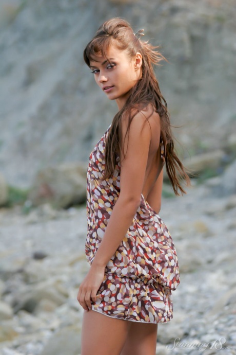 Красивая 18-летняя Элени П. раздевается догола в воде на скалистом берегу 2