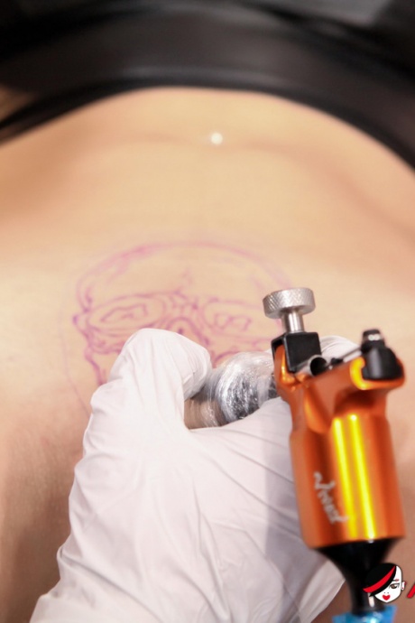 Темноволосая девушка Селена Сэвидж сделала татуировку на своей киске перед сексом ММФ 3