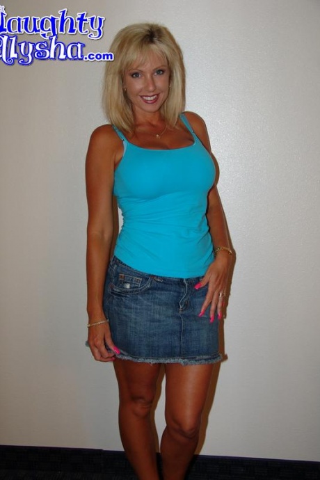 Возбужденная блондинка вставляет массивные фаллоимитаторы в свою задницу во время мастурбации 1