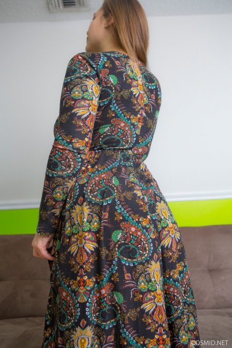 Грудастая красотка медленно раздевается, обнажая большие сиськи толстушки и волосатую пизду 3