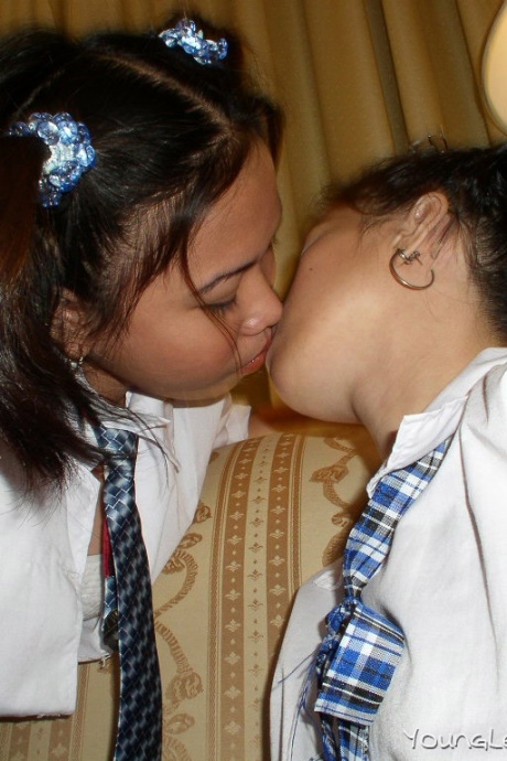 Молодые азиатские лесбиянки лижут жопы и киски после окончания школы на целый день 3